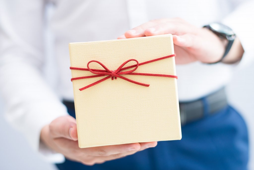 closeup-man-holding-gift-box-min.jpg