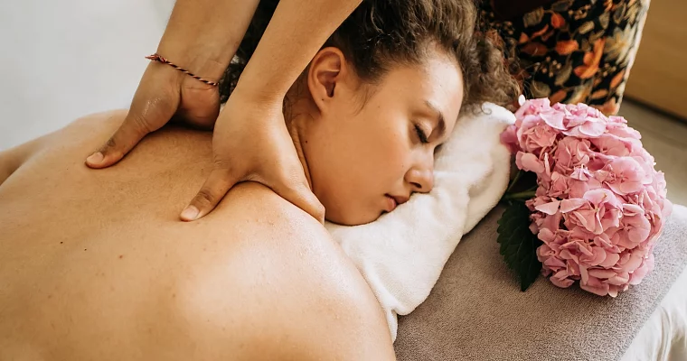 Подарочный сертификат на 8 марта на расслабляющий массаж воротниковой зоны