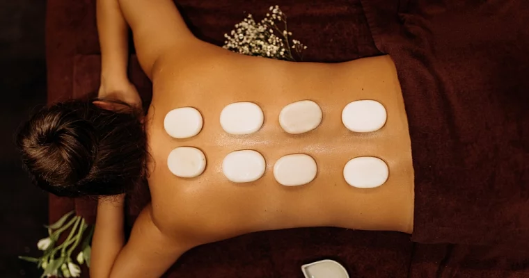 Корпоративный подарок на Новый год - массаж на стоун-программу с горячими камнями