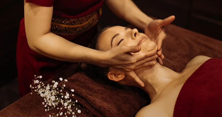 Сертификат для женщин на 8 марта на классический массаж лица