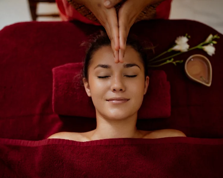 Сертификат на 8 марта для женщин на моделирующий массаж лица