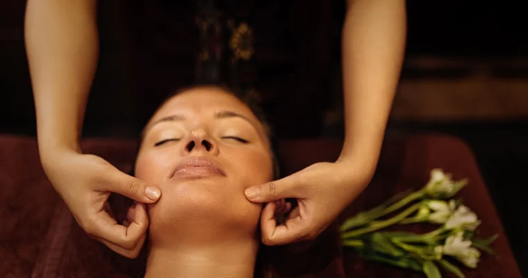 Подарочный сертификат на 8 марта маме на релакс-массаж лица